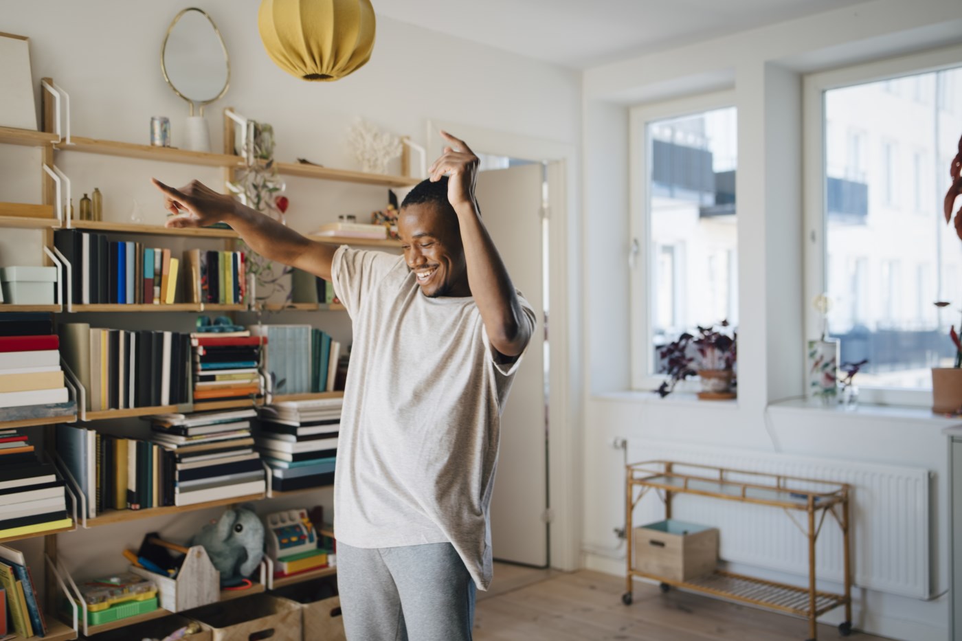 Glad mann som danser i stuen - råd for å komme inn på boligmarkedet
